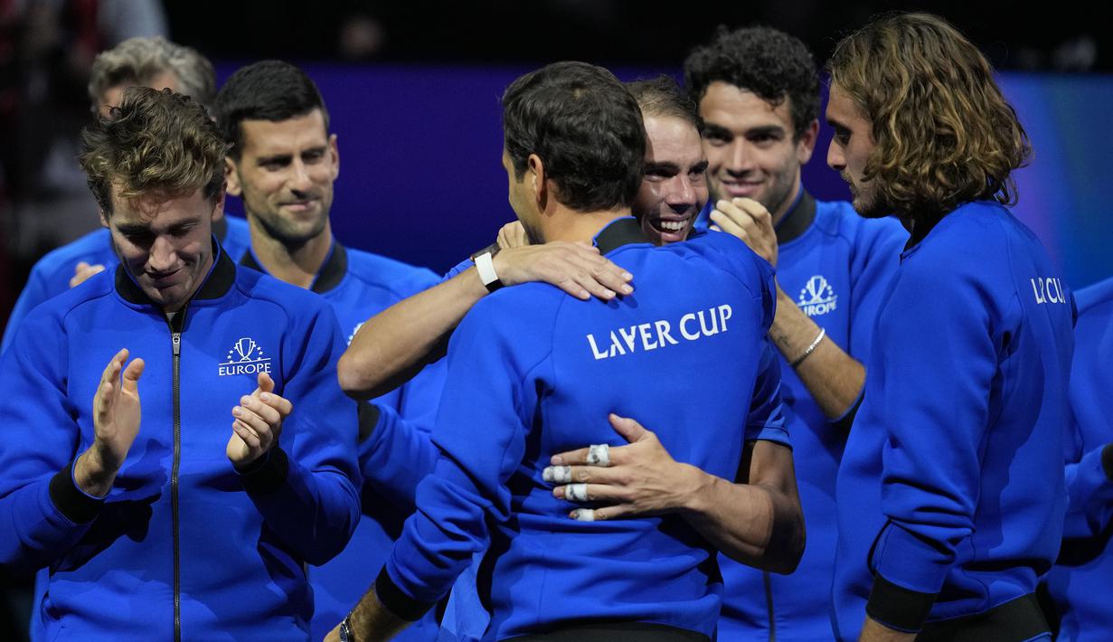 Federer dan Nadal sendiri sudah lebih dari satu dekade bersaing untuk memperebutkan trofi-trofi penting. Keduanya sudah mengumpulkan total 195 gelar, termasuk 42 grand slam digabungkan. (AP/Kin Cheung)