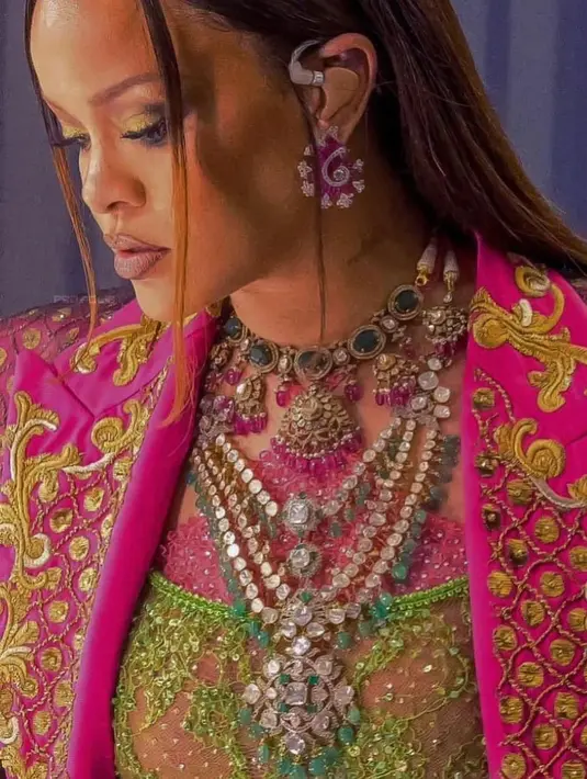 Seperti halnya keluarga Ambani dan para tamu undangan, penampilan Rihanna saat manggung di pesta ini juga menuai sorotan netizen. Salah satu yang paling menarik perhatian dari penampilan Rihanna adalah perhiasan-perhiasan yang dikenakannya. [Foto: Instagram/illjahjah]