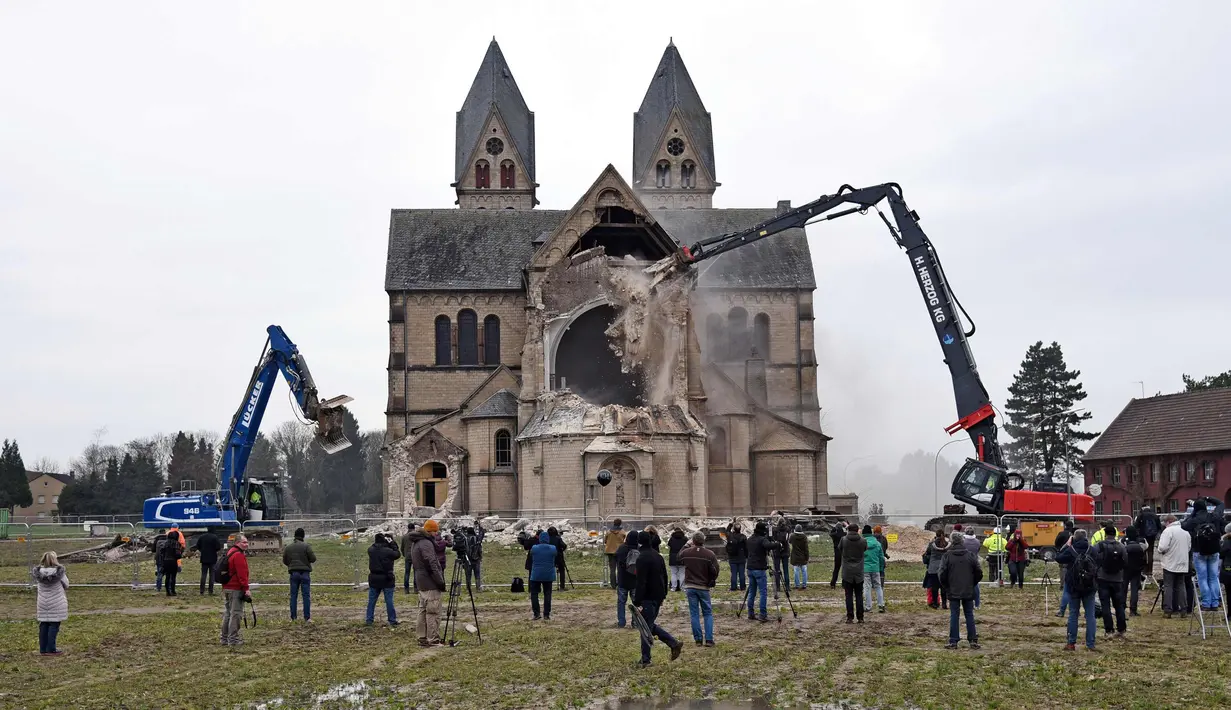 Suasana pembokaran Gereja St. Lambertus yang terletak di Desa Immerath, Jerman (8/1). Pembongkaran dilakukan untuk perluasan pertambangan batubara, penghasil energi listrik. (AFP Photo/Henning Kaiser)