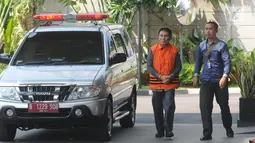 Bendahara Umum KONI Jhonny E Awuy (kiri) tiba di Gedung KPK, Jakarta, Senin (7/1). Jhonny diperiksa sebagai tersangka terkait dugaan suap dana hibah sebesar Rp 17 miliar dari Kemenpora ke KONI. (Merdeka.com/Dwi Narwoko)