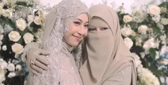 Adiba Khanza baru saja resmi dinikahi oleh pesebak bola tanah air Egy Maulana. Anak perempuan Umi Pipik ini tampil cantik elegan dengan warna hijau sage di acara pengajian sebelum pernikahannya. [Foto: Instagram/hijazpictura]