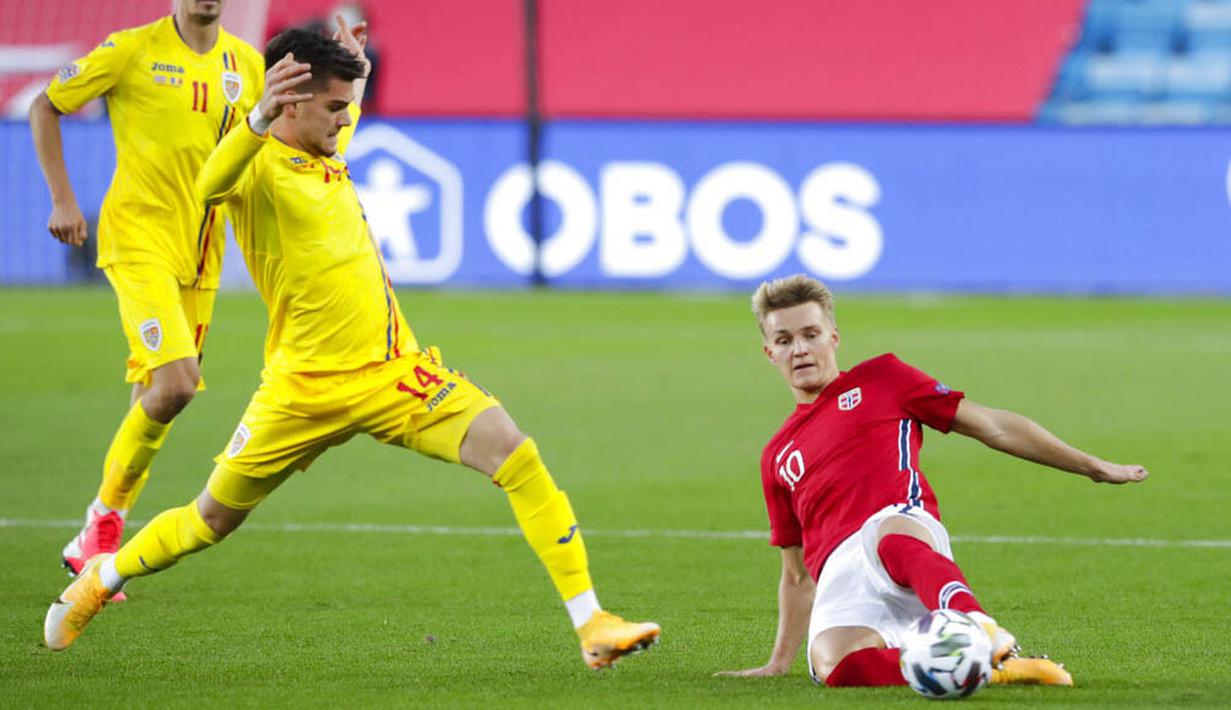 Pemain Norwegia, Martin Odegaard, berebut bola dengan pemain Rumania, Ianis Hagi, pada laga UEFA Nations League di Stadion Ullevaal, Minggu (11/10/2020). Norwegia menang dengan skor 4-0. (Vidar Ruud /NTB scanpix via AP)