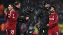 Pelatih Liverpool, Jurgen Klopp, merayakan kemenangan bersama Mohamed Salah usai mengalahkan Napoli pada laga Liga Champions di Stadion Anfield, Liverpool, Selasa (11/12). Liverpool menang 1-0 atas Napoli. (AFP/Paul Ellis)