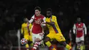 Bek Arsenal, Takehiro Tomiyasu berebut bola dengan pemain Crystal Palace, Odsonne Edouard  pada pertandingan lanjutan Liga Inggris di Stadion Emirates, London, Selasa (19/10/2021). Arsenal bermain imbang atas Crystal Palace 2-2. (AP Photo/Alastair Grant)