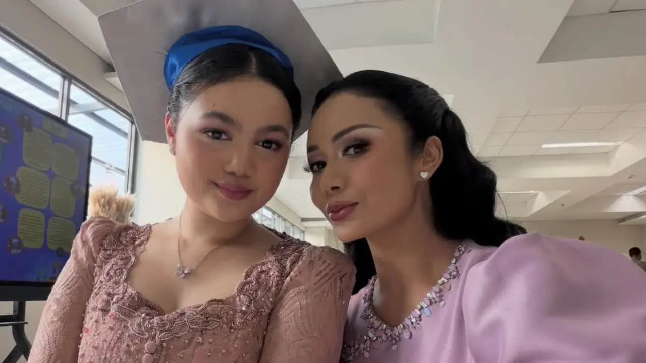 Amora Lemos, Putri Kris Dayanti saat momen kelulusan SMP