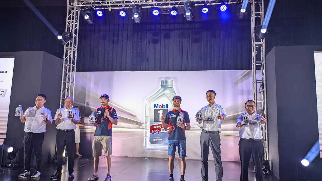 Pembalap MotoGP Brad Binder dan Jack Miller Memeriahkan Peluncuran Mobil 1 Racing 4T 10W-40