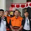 Bupati Pemalang Anom Widiyantoro berjalan menuju mobil tahanan di KPK