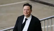 Elon Musk berjalan dari pusat peradilan di Wilmington, Delaware, Amerika Serikat, Senin (12/7/2021). Pemegang saham menuduh Elon Musk memperkaya dirinya serta keluarganya dengan kesepakatan yang terjadi pada 2016 terkait masalah akuisisi SolarCity. (AP Photo/Matt Rourke)