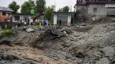 Orang-orang menyaksikan kerusakan yang disebabkan oleh tanah longsor setelah hujan deras di Khaniyara, dekat Dharmsala, India (2/9/2022). Tidak ada korban jiwa yang dilaporkan akibat musibah tersebut. (AP Photo/Ashwini Bhatia)