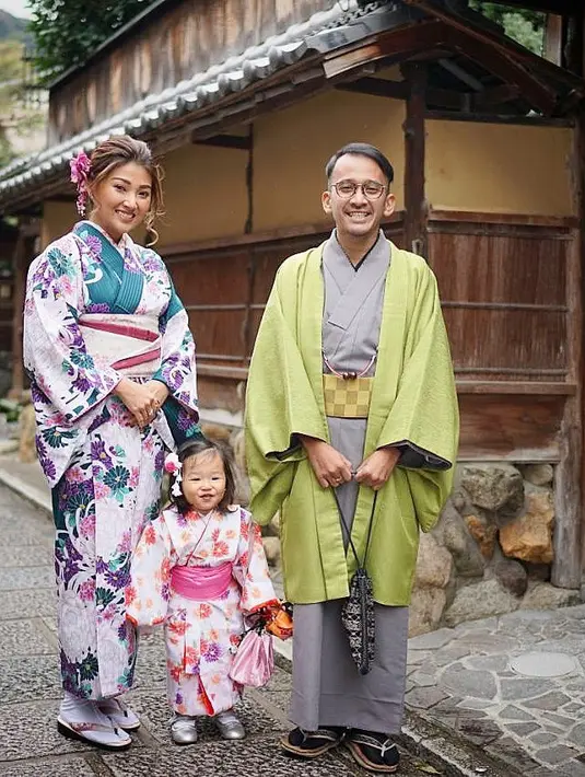 Ruben Onsu dan Sarwendah juga mengajak putri kecil mereka, Thalia Putri Onsu liburan di Jepang. Mereka bertiga kompak dengan kimono dan baju khas Jepangnya. Thalia pun juga terlihat menggemaskan. (Instagram/ruben_onsu)