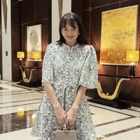 Tampilan dengan rambut berponi bisa ciptakan impresi manis pada tampilan seperti gaya Enzy Storia. [Foto: Instagram/ Enzy Storia]