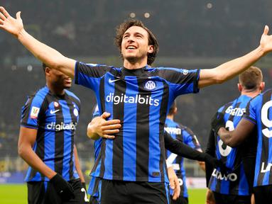 Pemain Inter Milan Matteo Darmian merayakan setelah mencetak gol ke gawang Atalanta pada pertandingan sepak bola perempat final Coppa Italia di Stadion San Siro, Milan, Italia, 31 Januari 2023. Inter Milan menang 1-0 atas Atalanta dan berhasil melaju ke semifinal Coppa Italia. (AP Photo/Antonio Calanni)