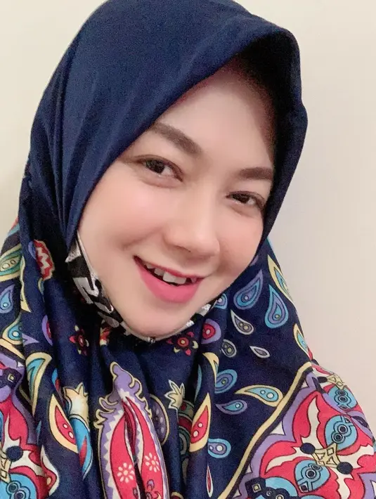 Ratna Antika memulai karier menyanyi dari panggung ke panggung bersama beberapa orkestra Melayu seperti OM Monata, New Pallapa, dan Sera. Pembawaannya yang ceria dan suaranya yang merdu membuat kariernya makin bersinar. (Liputan6.com/IG/@ratnaantikamonata_rafcreal_new)