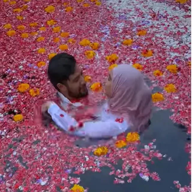 6 Potret Ammar Zoni dan Irish Bella Berenang di Kolam Bunga, Selalu Romantis