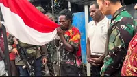 Momen mantan anggota OPM bernama Minanggeng Murib mencium Merah Putih dan bersumpah setia pada NKRI. (Foto: Puspen TNI)