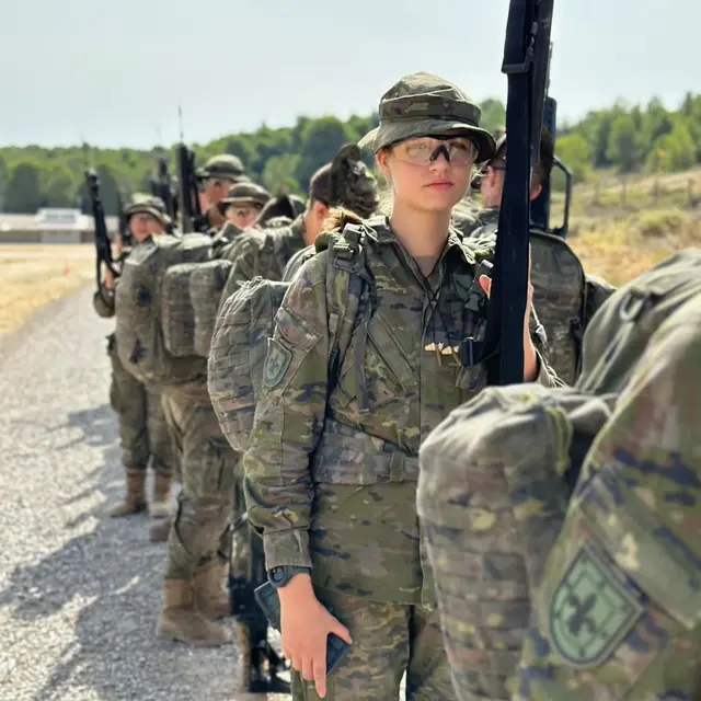Gaya Maskulin Putri Leonor, Calon Ratu Spanyol yang Jadi Tentara Cantik Dalam Balutan Seragam Militer