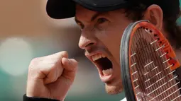 Ekspresi Andy Murray saat berhasil mendapatkan angka dari petenis Slowakia Martin Klizan saat pertandingan putaran kedua Prancis Terbuka di Roland Garros stadium, Paris, (1/6). Murray menang atas Klizan 6-7, 6-2, 6-2, 7-6. (AP Photo/Petr David Josek)