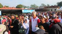 Ribuan buruh di Purbalingga, Jawa Tengah mengikuti jalan sehat yang digelar Objek Wisata Owabong, Pemprov Jateng dan Pemkab Purbalingga. (Foto: Liputan6.com/Dinkominfo PBG/Muhamad Ridlo)