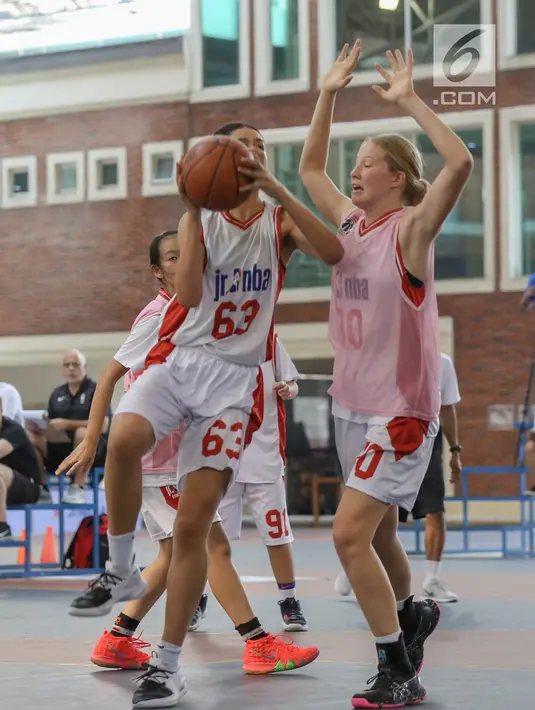 Pebasket putri bertanding pada final penyisihan Jr. NBA Global Championship Asia Pacific Selection Camp di Universitas Pelita Harapan (UPH), Tangerang, Minggu (16/6/2019). Penyisihan yang diikuti 68 peserta dari sepuluh negara akan dipilih mewakili Asia-Pasifik. (Liputan6.com/Fery Pradolo)