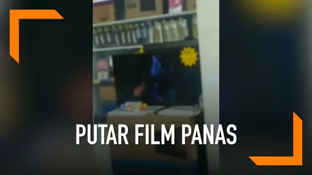 Sebuah tv yang sedang dipajang pada sebuah pusat perbelanjaan terekam kamera memutarkan film panas.