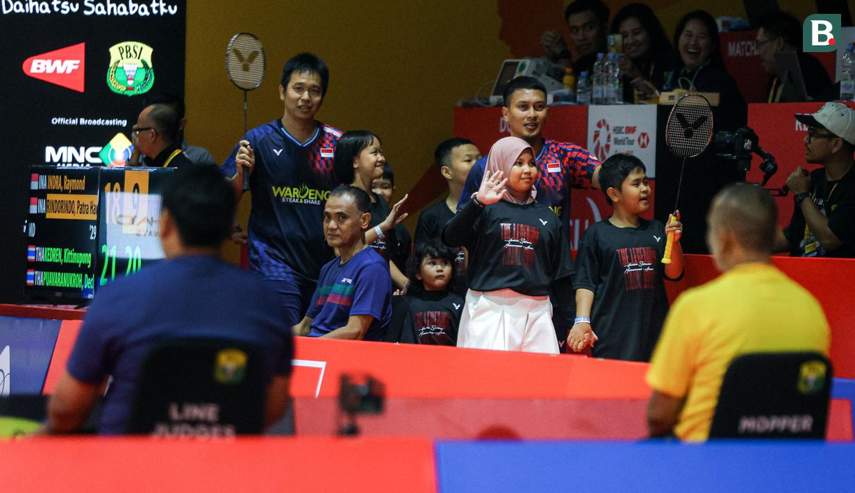 Ganda putra Indonesia, Hendra Setiawan/Mohammad Ahsan didampingi anak-anaknya saat melawan wakil Taiwan, Chiang Chien-Wei/Wu Hsuan-Yi pada babak 32 besar Indonesia Masters 2025 di Istora Senayan, Jakarta, Selasa (21/1/2025) sore WIB. (Bola.com/Bagas lazuardi)