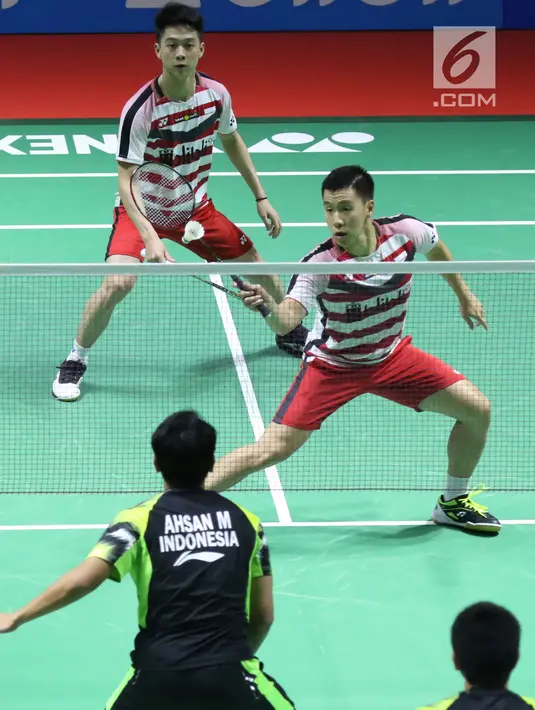 Ganda putra Indonesia, Marcus F Gideon/Kevin Sanjaya Sukomuljo mengembalikan kok ke arah M Ahsan/Hendra Setiawan di 32 besar Indonesia Open 2018, Istora GBK, Jakarta, Rabu (4/7). Kevin/Marcus unggul 21-16, 18-21, 21-10. (Liputan6.com/Helmi Fithriansyah)