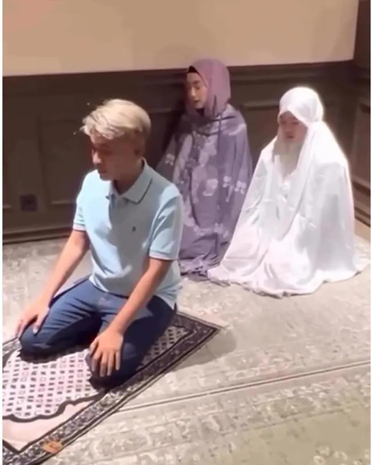 6 Potret Ruben Onsu Imami Salat Desy Ratnasari dan Putrinya, Bukber Puasa Syawal