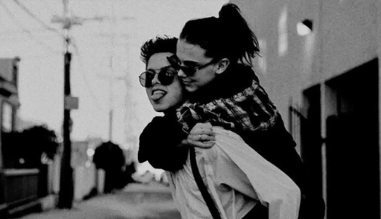 Keduanya pun mengumumkan hal itu melalui Instagram Story masing-masing. (instagram/milliebobbybrown)