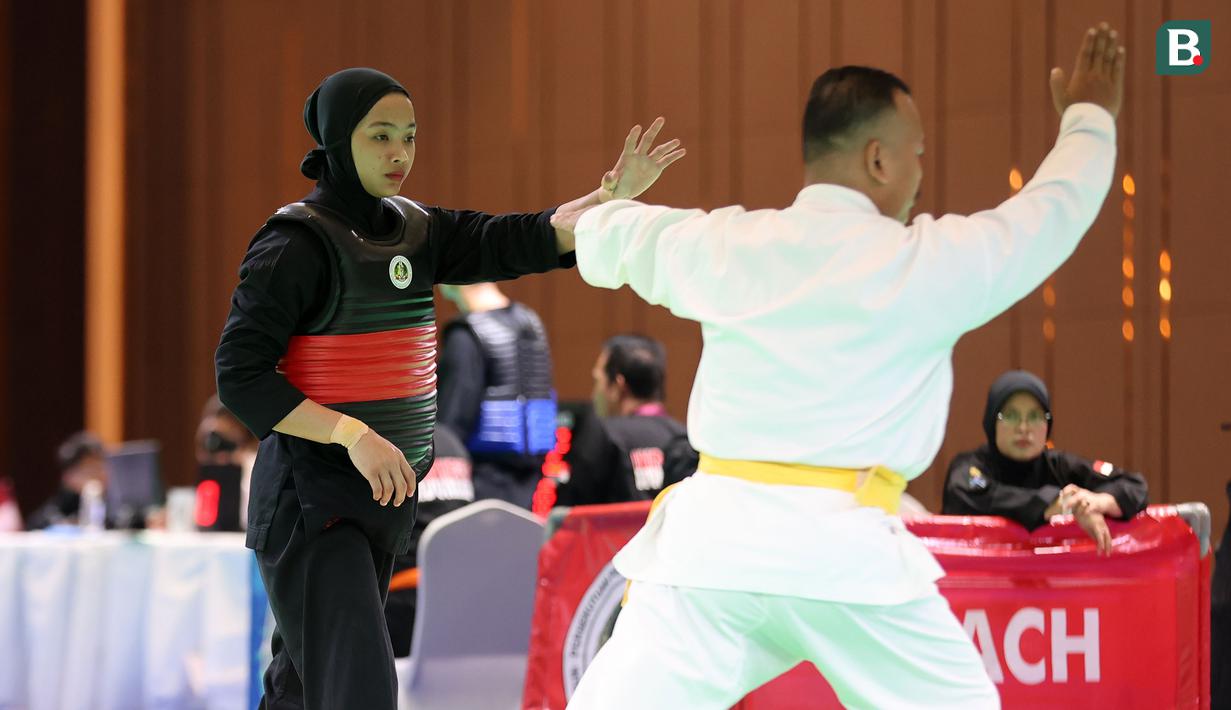<p>Atlet pencak silat putri Indonesia, Safira Dwi Meilani saatmenghadapi wakil Vietnam, Nguyen Huang Hong An pada nomor tanding putri kelas B Pencak Silat SEA Games 2023 di Chroy Changvar International Convention and Exhibition Center, Phnom Penh, Kamboja, Rabu (10/05/2023). (Bola.com/Abdul Aziz)</p>