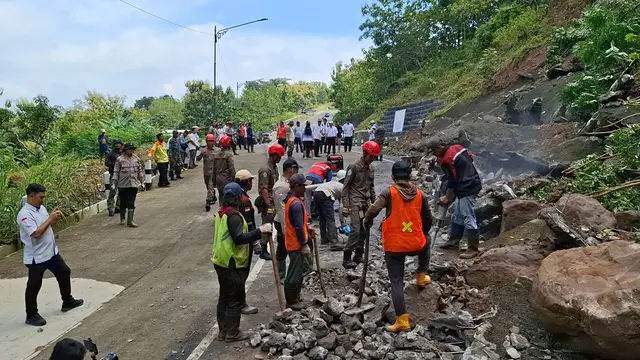 Longsor di  jalur Tanjakan Clongop, Kabupaten Gunungkidul.