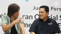 Penyanyi Once Mekel (kiri) berbincang dengan  Ketua Umum Inasgoc Erick Thohir (kanan) saat peluncuran album Asian Games 2018 di Jakarta, Jumat (13/7). Inasgoc meluncurkan album Asian Games 2018 berjudul Bright As The Sun. (Liputan6.com/Herman Zakharia)