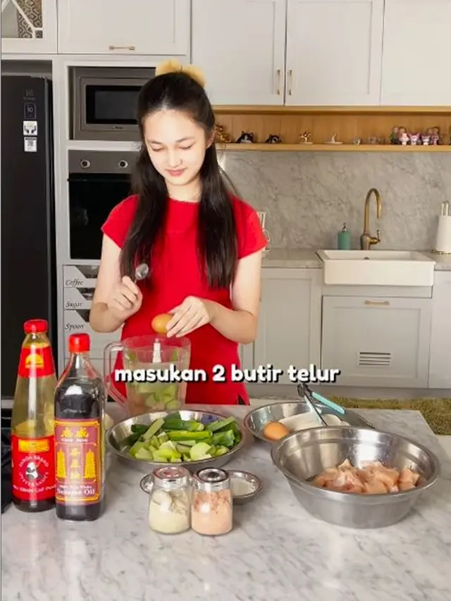 6 Potret Elea Anak Ussy Sulistiawaty Masak Dumpling Kuah, Bikin Jatuh Hati
