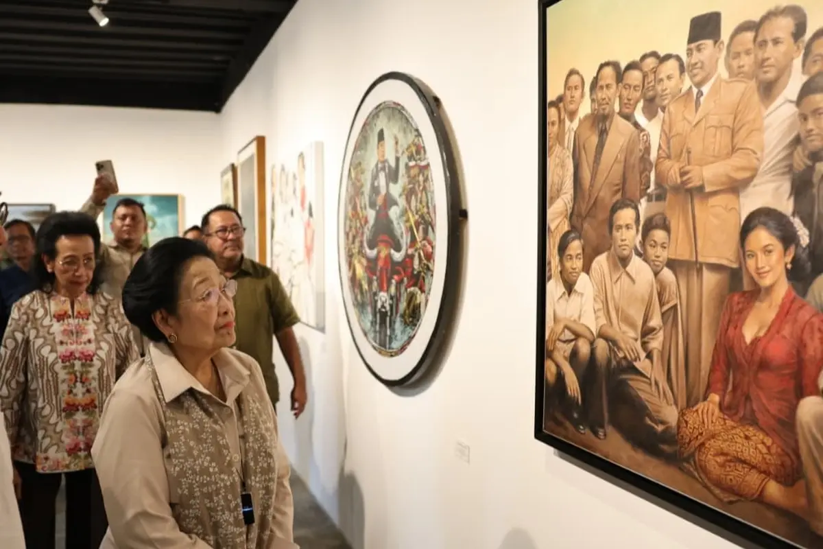 Presiden Kelima Republik Indonesia sekaligus Ketua Umum PDI Perjuangan (PDIP) Megawati Soekarnoputri membuka pameran seni rupa bertajuk 'Mata Hati Soekarno' di Le Gareca Space, Bantul, Yogyakarta.
