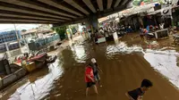 Pemadangan di kolong Flyover Rawajati, Jakarta, Selasa (6/2). Warga memilih mengungsi ke kolong Flyover Rawajati karena takut banjir susulan. (Liputan6.com/Immanuel Antonius)
