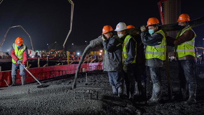 Gambar pada 28 Januari 2020 memperlihatkan pekerja konstruksi menyelesaikan pembangunan rumah sakit Huoshenshan di Wuhan di Provinsi Hubei, China. Rumah sakit khusus pasien virus Corona yang berkapasitas 1.000 tempat tidur itu ditargetkan bisa digunakan pada 3 Februari mendatang. (Chinatopix via AP)