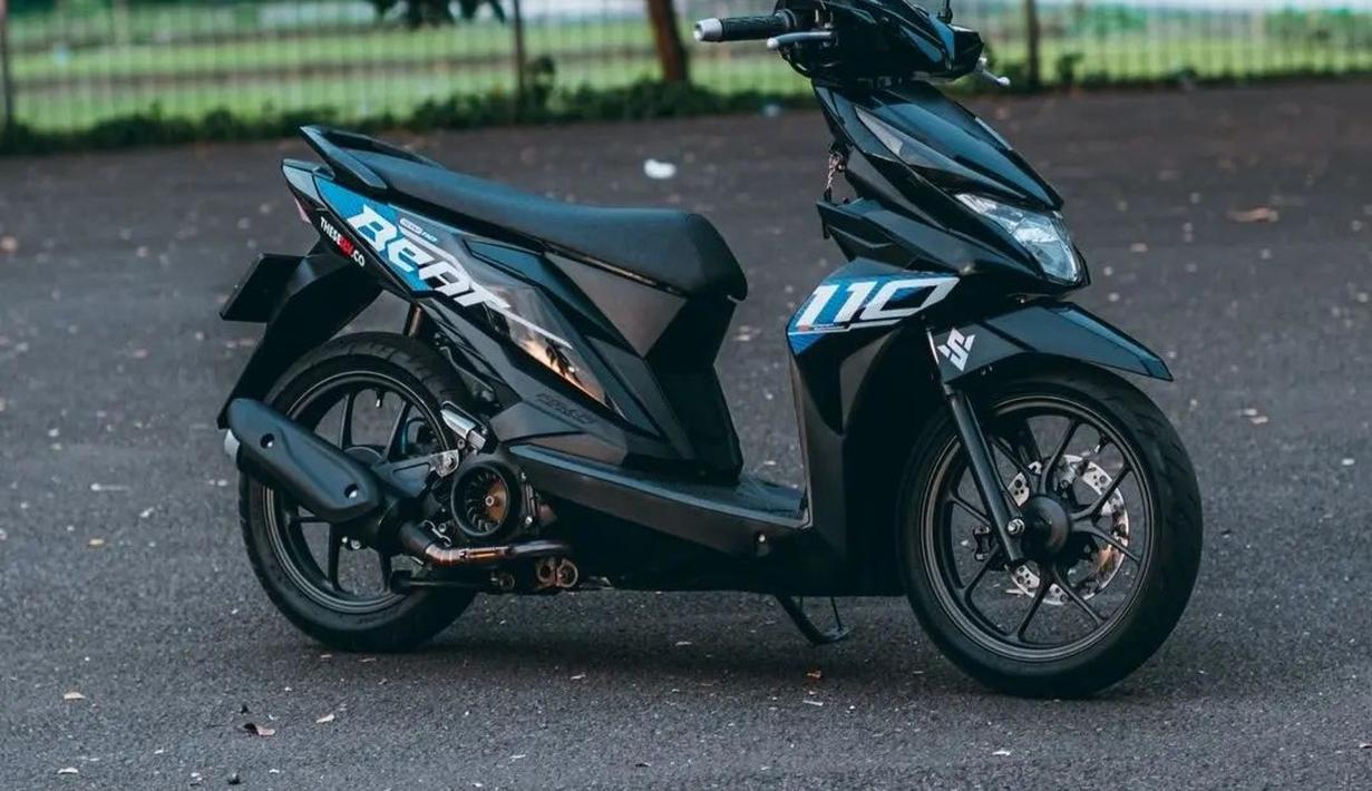 Honda BeAT ini terlihat sangat eye catching berkat decal body yang berbeda dengan BeAT pasar Indonesia. Kombinasi hitam dan biru cyan membuatnya tampil atraktif. Modifikasinya terbilang simple namun mampu memberikan kesan ekslklusif. (Source: Instagram/@andreegenz)
