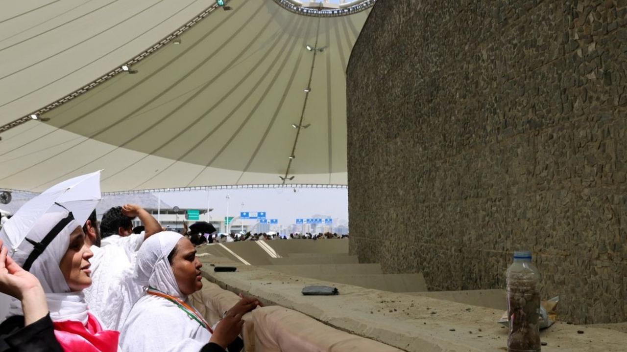 Di Muzdalifah, jemaah menghabiskan waktu untuk beristirahat sejenak dan melanjutkan ibadah mereka dengan penuh kekhusyukan. Foto: REUTERS / Saleh Salem<br>