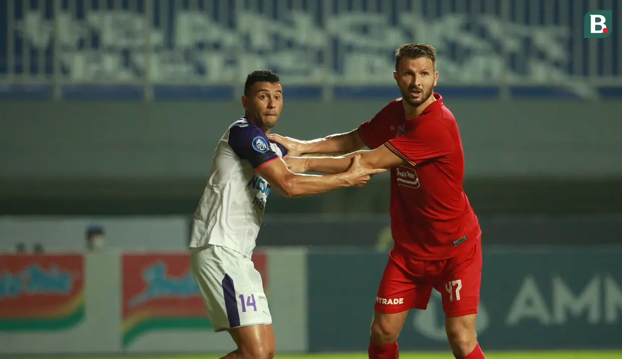 Pemain Persija Jakarta, Marco Motta (kanan) dijaga ketat oleh pemain Persita, Alex Dos Santos Goncalves pada pertandingan pekan kelima BRI Liga 1 di Stadion Pakansari, Selasa (28/9/2021). (Bola.com/ M Iqbal Ichsan)