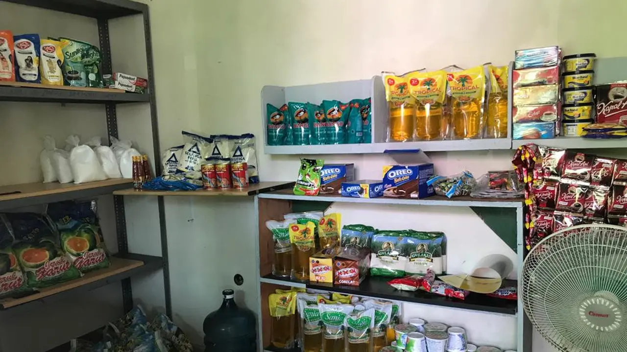 Warga Perumahan Telaga Jambu, Sawangan, Depok memutuskan membuka warung bersama di dalam kompleks. Dok