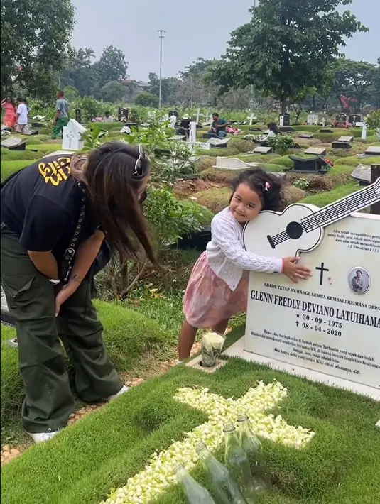 Sebelum pulang kampung, penyanyi Mutia Ayu berziarah ke makam Glenn Fredly. Tidak sendiri, ia bersama putrinya, Gewa Atlana Syamayim Latuihamallo. Tampak Gewa juga memeluk nisan dan membuat haru hingga menangis warganet. [Instagram/mutia_ayuu]