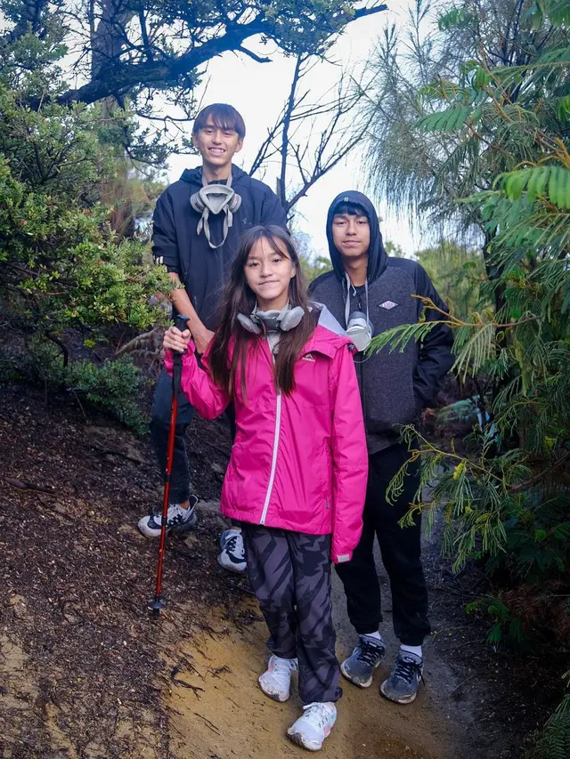 Darius Sinathrya dan keluarga di Kawah Ijen (Instagram/dagnesia)