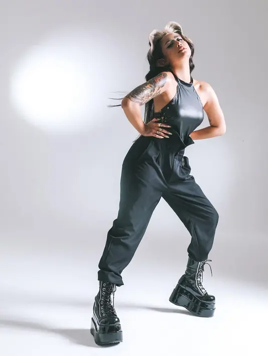Super swag dengan halter neck, jogger parasut, dan combat boots (Foto: Instagram @awkarin)