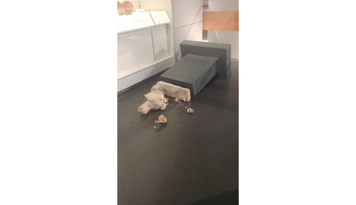 Polisi Israel telah menangkap seorang turis Amerika Serikat di Museum Israel di Yerusalem setelah ia melemparkan karya-karya seni ke lantai dan merusak dua patung Romawi dari abad kedua. (Israel Police via AP)