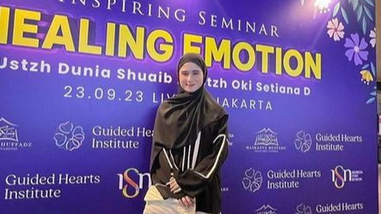 Didoakan Segera Istiqomah, 8 Foto Berhijab Tissa Biani Saat Hadiri Kajian