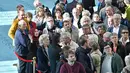 Para pengunjung berkumpul di salah satu sudut dalam Masjid Cologne saat berkunjung pada Hari Masjid Terbuka di Cologne, Jerman, Selasa (3/10). Ribuan masjid dibuka untuk umum termasuk non muslim untuk berkunjung ke dalamnya. (AP Photo/Martin Meissner)