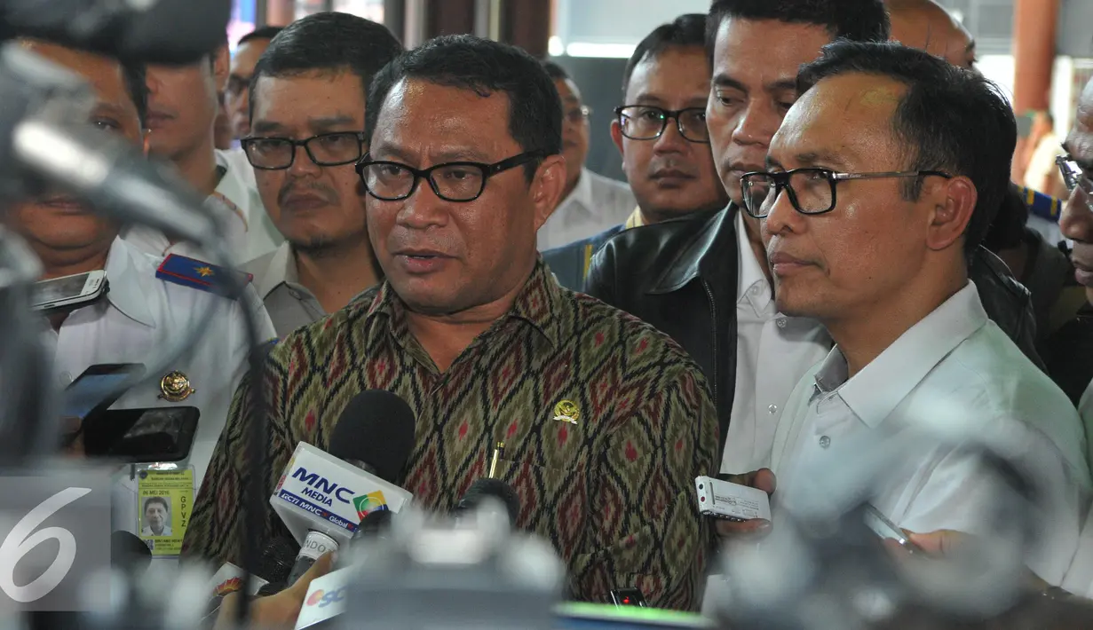 Fary Dj Francis saat ditanya awak media terkait kebakaran di Terminal 2E Bandara Soetta, Tangerang, Senin (6/7/15). Fary meminta Angkasa Pura II melakukan penertiban terhadap aoutlet atau kios liar di dalam Bandara. (Liputan6.com/Herman Zakharia)