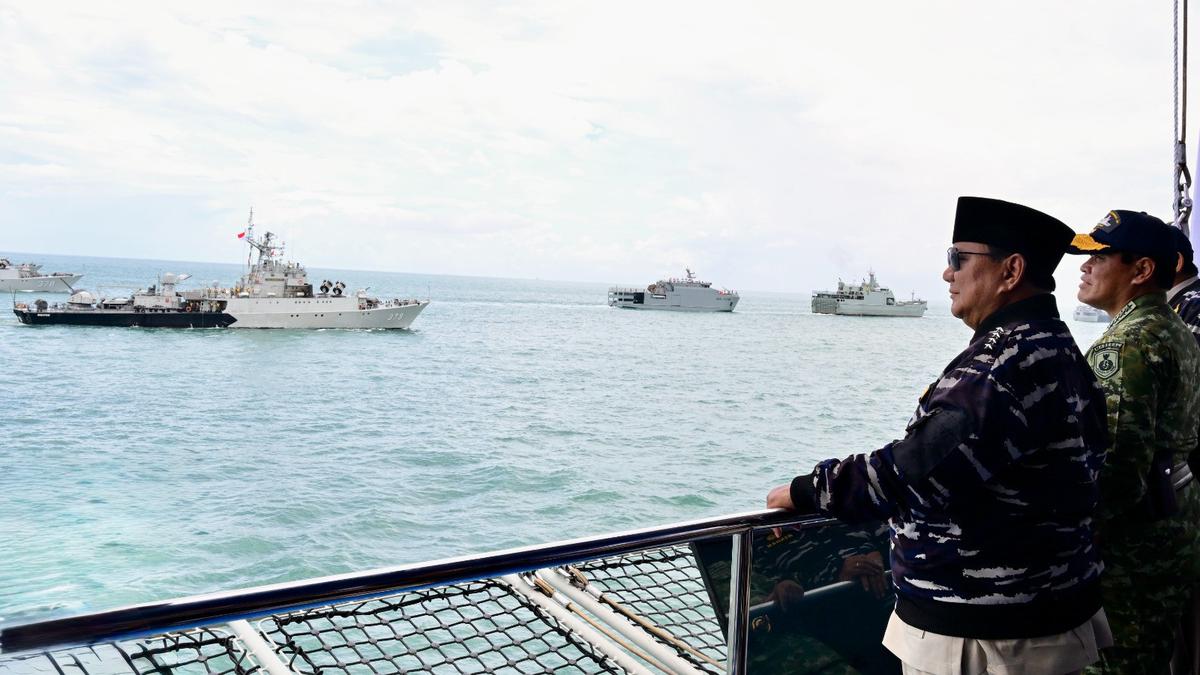 51 Kapal Perang TNI AL Unjuk Kekuatan Tempur di Depan Prabowo