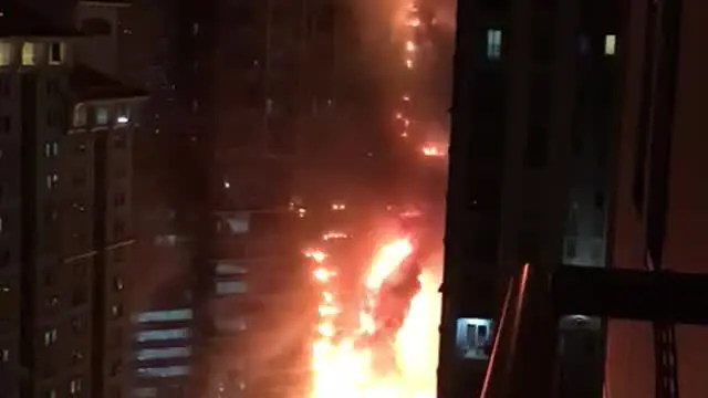 Warga Abadikan Kebakaran Apartemen Neo Soho 
