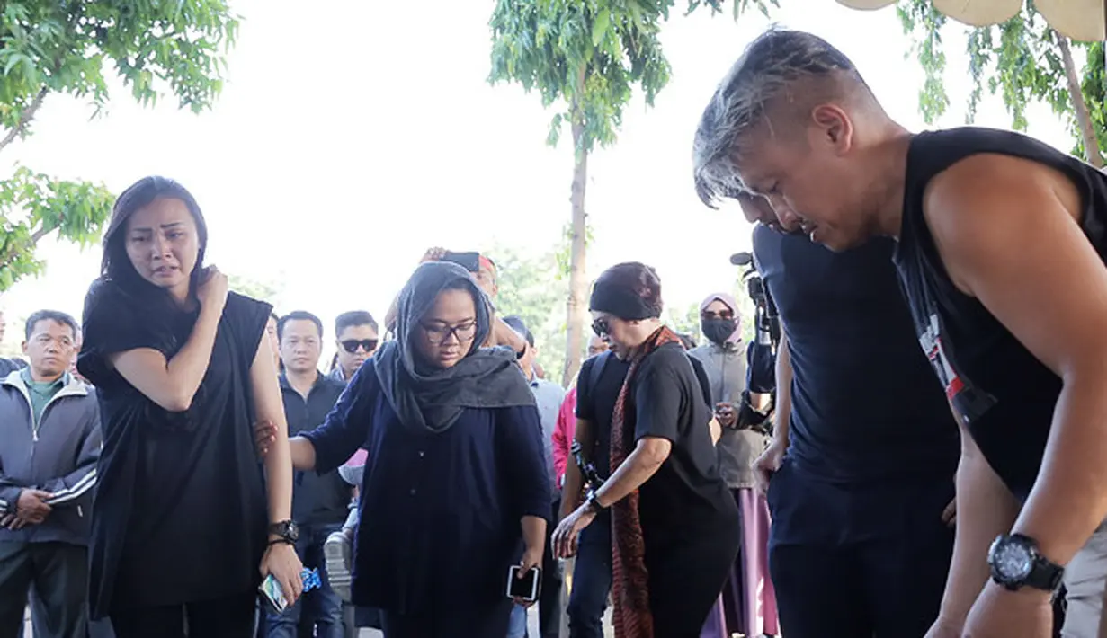 "Sudah tiga tahun lebih. (Rencana nikah) Dibicarain dari tahun lalu, rencananya pertengahan tahun (ini)," ucap Nicky Santoso di TPU Sunan Giri, Selasa (10/4/2018). (Deki Prayoga/Bintang.com)
