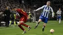 Pemain AS Roma Cristian Volpato (kiri) berebut bola dengan pemain HJK Helsinki Matti Peltola pada pertandingan sepak bola Grup C Liga Europa di Helsinki, Finlandia, 27 Oktober 2022. AS Roma menang 2-1. (Emmi Korhonen/Lehtikuva/AFP)
